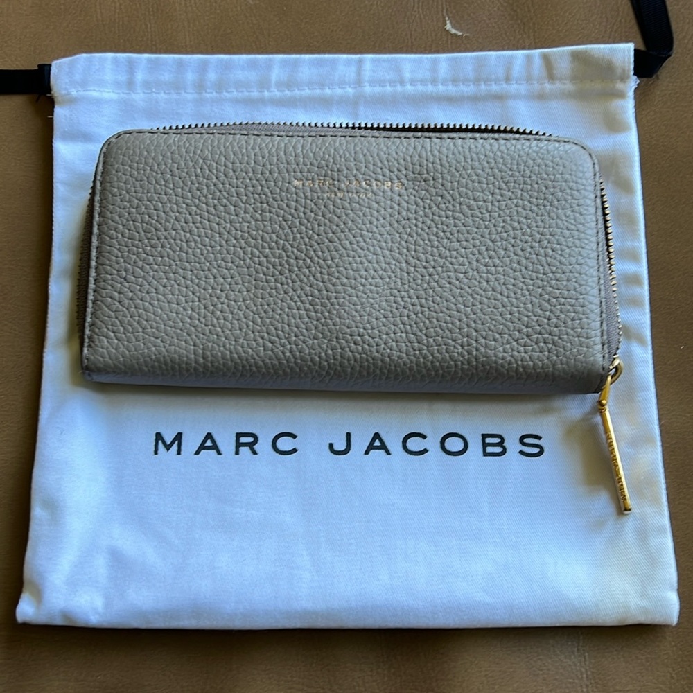 Marc Jacobs Women's Leather Continental Zip Around Wallet - Stone